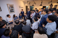 피디씨구내매점커피딜라이트 | 李대통령, 점심시간 구내매점서 기자들과 '깜짝 티타임'