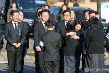 동아쇼핑김혜경 | 유족 위로하는 김혜경 여사