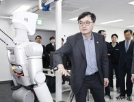 휴림로봇영타운에프에스 | 휴머노이드 로봇 제조현장 찾은 임기근 기획예산처 장관 직무대행 차관