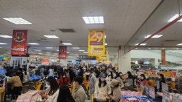 이마트 ‘쓱세일’ 첫날, 오픈런에 인파로 북새통...안전사고 위험에 일시 휴점까지