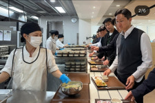 (주)HDC(에이치디시)식당 | 소통 강조한 정기선 HD현대 회장…취임 첫날 구내식당서 점심