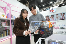 세븐일레븐 김해명동대로점 | “한강라면부터 K팝굿즈까지” 세븐일레븐, 명동에 뉴웨이브플러스 오픈