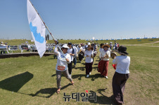 도안누리여성의원식품 | '한반도 기' 든 페미니스트들 "여성의 힘으로 전쟁 막자!"