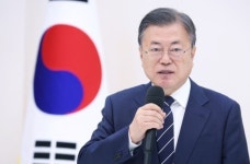 문대통령 "윤석열 정부, 현정부 성과 부정...비교받게 될 것"