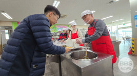 애드린구미지사 | 김재원 경북지사 예비후보, 구미 산단서 배식 봉사… "구미의 영광 재현할 것"