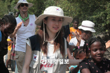 정아아이티1 | 김지수-신현준-슈주 동해, 아이티에 희망 단비!1