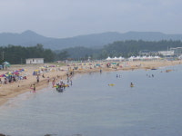 호수와 바다가 어우러진 절경의 해수욕장
