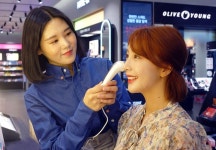 영 피부관리샆 | 올리브영, ‘맞춤’ 화장품 추천 피부 측정 서비스 진행...체험전문성 강화