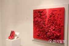 박태식조형연구소 | 한지조형가 로즈박 작가와 전태수 슈즈명장의 '2인 1색'展 열려