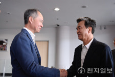 팝듀하남지사 | 김태흠 충남지사, 싱가포르 국립경기장 벤치마킹… 'K팝 돔구장' 구상