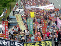 삼성데스코(주)홈플러스영통점 - 1067 | 청주 재래상인 생존권 투쟁 격화, 동시 철시 이어 1천여명 등록증 반납 결의