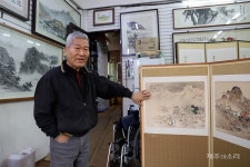 표구 외길 50여년, 제주 충옥당 41년..."명맥 끊길까 아쉬움"