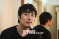 훤칠함 벗고 망가져 연기 색다른맛 만끽
