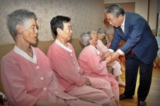 군위군, 추석밑 복지시설 위문·생필품 전달