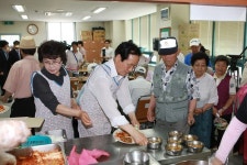의성여자고등학교집단급식소 | 김주수 의성군수, 검소하게 치르고 급식봉사로 시정 출발