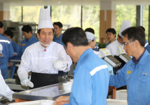 홍덕산업(주) 포항SKW공장 | 이강덕 포항시장, 포스코 창립49주년 축하 배식봉사