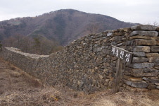 세월 지난 천험 절벽, 산성은 우뚝 버티고 있네
