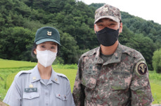 국군복지단 정보사1여단마트 | 5포여단 정보경 상사·전시연 중사 부부 교통사고 현장 생명 구해