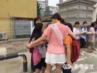 허그와 하이파이브로 부모 사랑 전했다