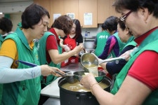 효신라면옥 | 효심공동체, 경로냉면잔치 열어