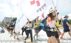 "한걸음 한걸음마다 희망 담아 함께걸어요"