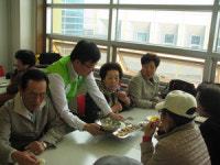 평택지청 검사들 법복 벗고 음식나르기 구슬땀