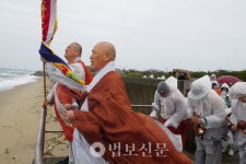 "우리 발 딛고 살아가는 한 반드시 그대들을 태양 아래 인도하리라"