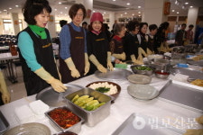 한국스리랑카문화교류협의회사업부 | 한일불교문화교류협 여성부, '제16차' 교류…무·오이 김치로 '화합' 담다