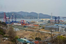예상 물량 2.7%불과…가포신항 컨테이너 크레인 1기 매각