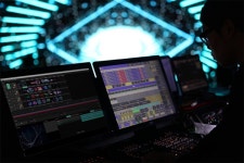 브이제이노래주점 | 모젼스랩, 국내 최초 VJ소프트웨어 ‘브이원프로’와 DJ 프릭하우즈의 콜라보레이션으로 ‘역대급 공연’ 선보여
