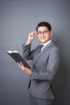 머리만지는남자화북점 | 이제 유행이 아닌 스테디스타일로 거듭난 포마드, 남자 헤어왁스로 만지는 법