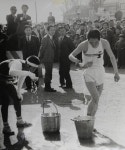 검정고무신구.서울신발 | 신발은 ‘생고무신’ 1등 상품은 ‘쌀통’ … 결승선에 물 양동이