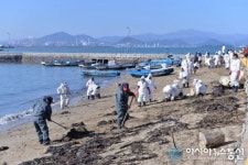 남해화학(주) 용해주유소 | 남해군, 기름 유출 방제에 구슬땀