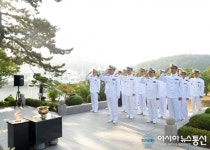 김판규 해군사관학교장과 참모진, 해사 졸업생 전사자 추모비 참배