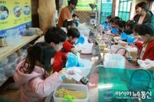두부 만들고 있어요