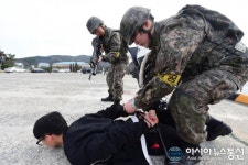 해군진해기지사령부(해군작전사8전단82전대육상훈련대화생방반) | 진해기지사령부, 헌병전대 주관 ‘종합전술 훈련’ 시행