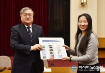 신아국제교류센터한국지사 | 日시즈오카 부지사, 한국 우호교류 방문단에 선물 전달
