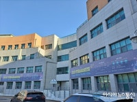 강원 가톨릭관동대학교, 건물에 현수막 설치