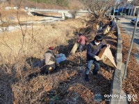 청도 운문사 주변 환경정화에 나선 신원·호거청년회