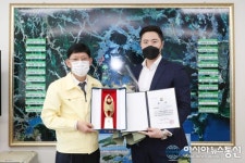 창원시, 지역 수산물 수출업체 ‘에이스티앤씨’에 백만불 수출탑 전수