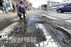 근생시설 오수관로매설 | 시커먼 오수 토해내는 하수관