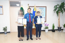 울산동부경찰서 무궁화복지회 | 울산 동부경찰서, 범인 검거와 피해자 보호에 기여한 시민 2명 표창장 전달