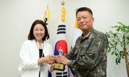 차비대령아카데미 | 해군에 이발봉사 '살롱에이' '블루클럽'에 감사패