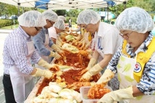 비타민하우스용인.영통지사 | 적십자 경기지사- 킴벌리클라크, 용인 취약계층에 반찬 전달