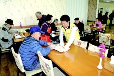 삼다푸드(주)용인정신병원직원식당 | 이건영 용인시의원 '배식 봉사'