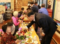 예뜰안카페남동구노인복지관점 | 남동경찰서, 北이탈노인에 꽃 선물