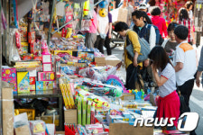또아문구.완구점 | 어린이날 앞두고 완구-문구시장 '북적'