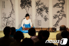 거문고 산조 감상하는 시민들