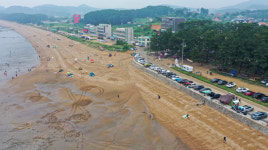 차박 차량들로 북적이는 해수욕장