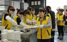 (주)이마트에코시티점집단급식소 | 이마트 춘천점, '밥퍼' 배식 봉사 펼쳐
